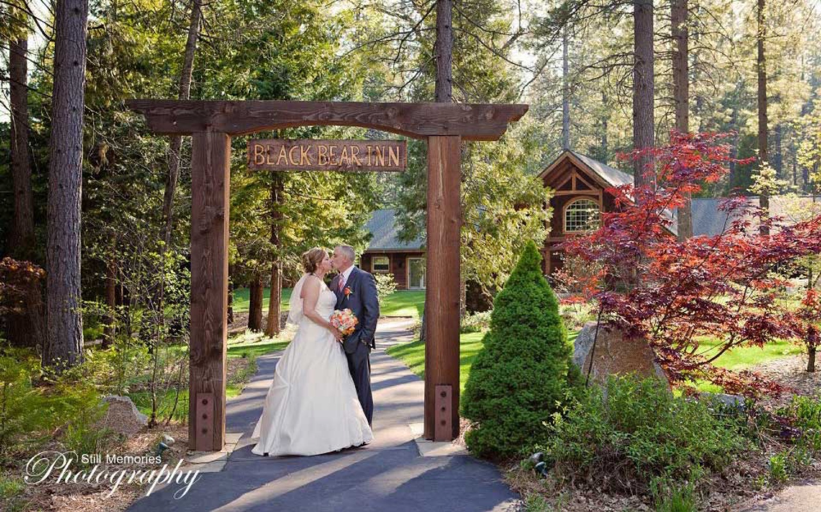 Wedding celebration on the garden grounds of Arnold Black Bear Inn in Arnold, California