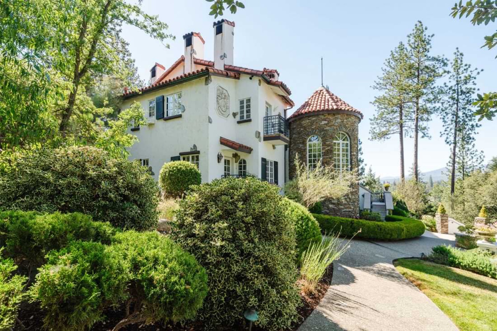 Manicured gardens and grounds at Château du Sureau in Oakhurst, California