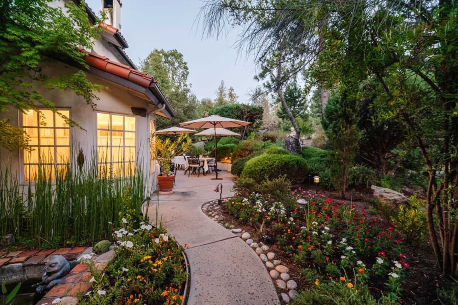 Tree-lined grounds and fountains at Château du Sureau wedding venue, Oakhurst, California