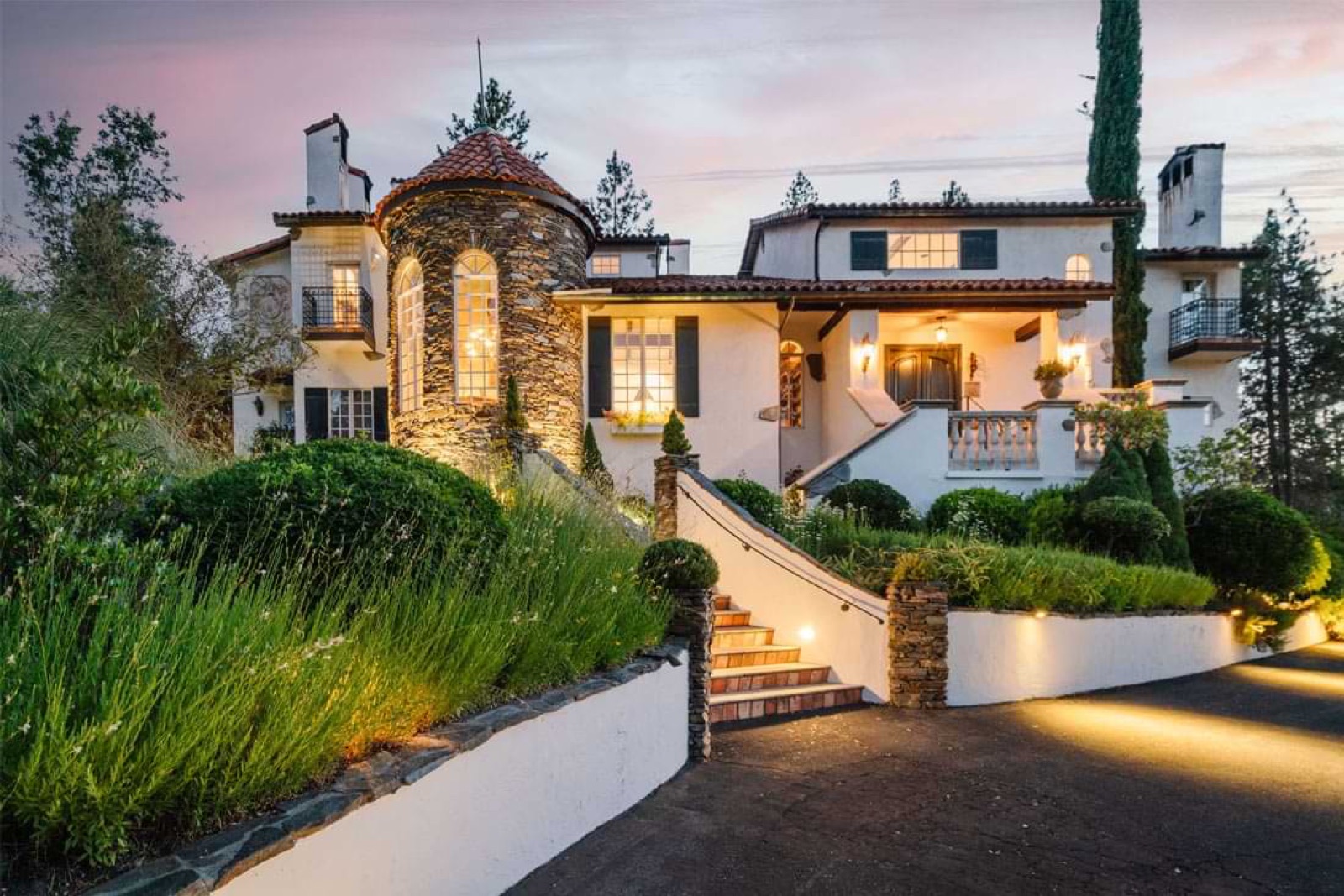 Château du Sureau estate facade and entrance in Oakhurst, California near Yosemite