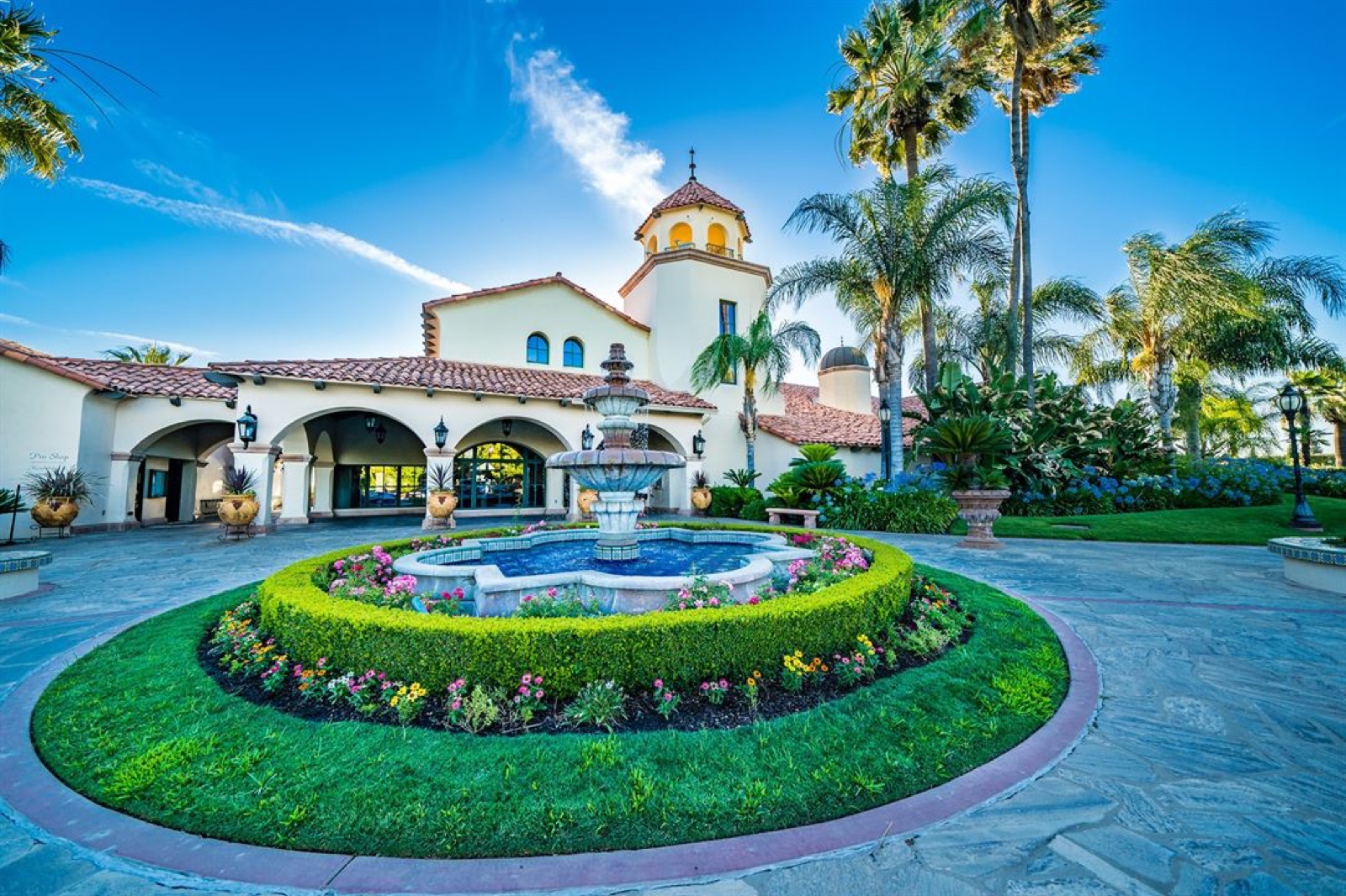Exterior and golf course setting of Copper River Country Club wedding venue in Fresno, California