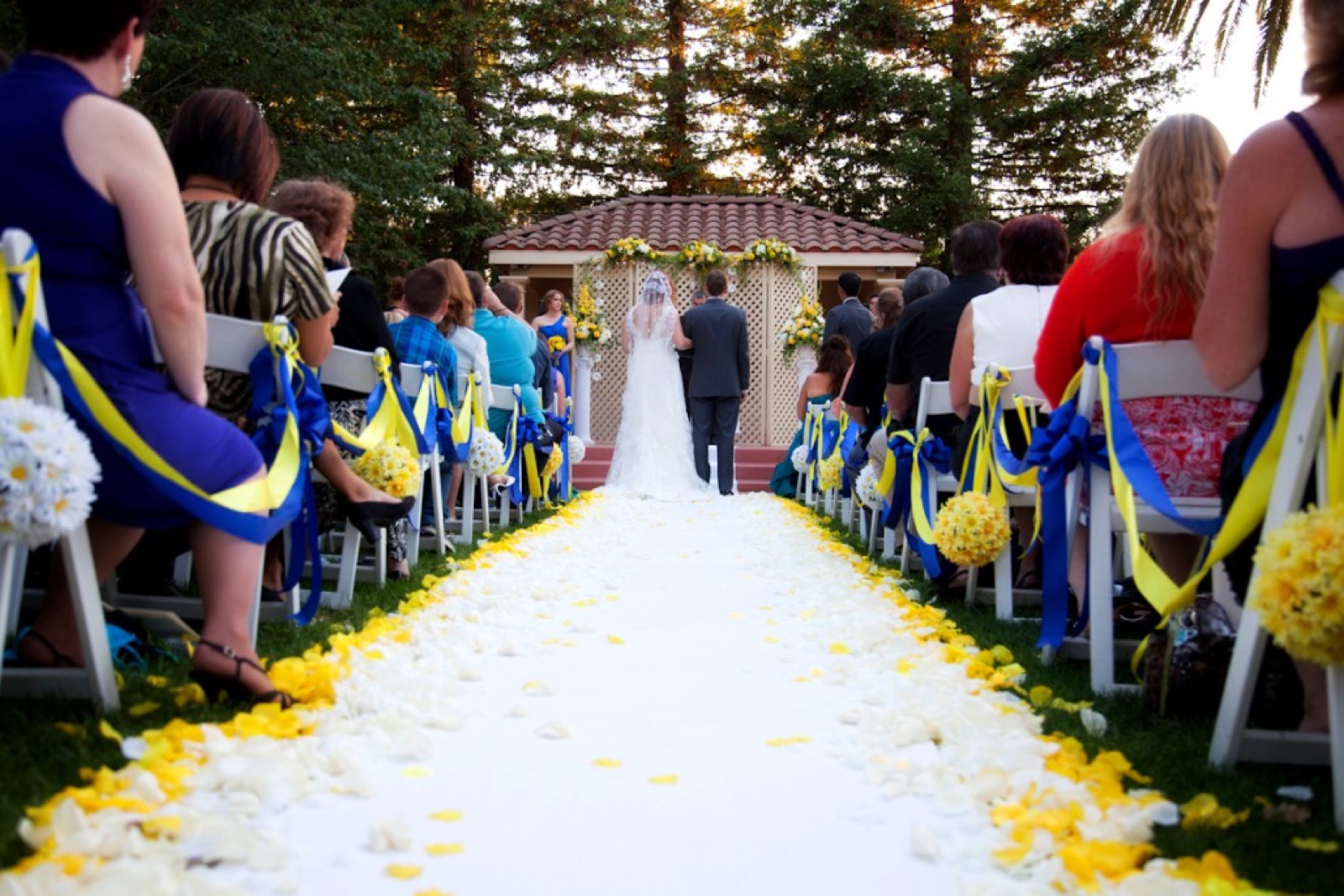 Outdoor wedding ceremony in the courtyard at Croatian American Cultural Center in Sacramento