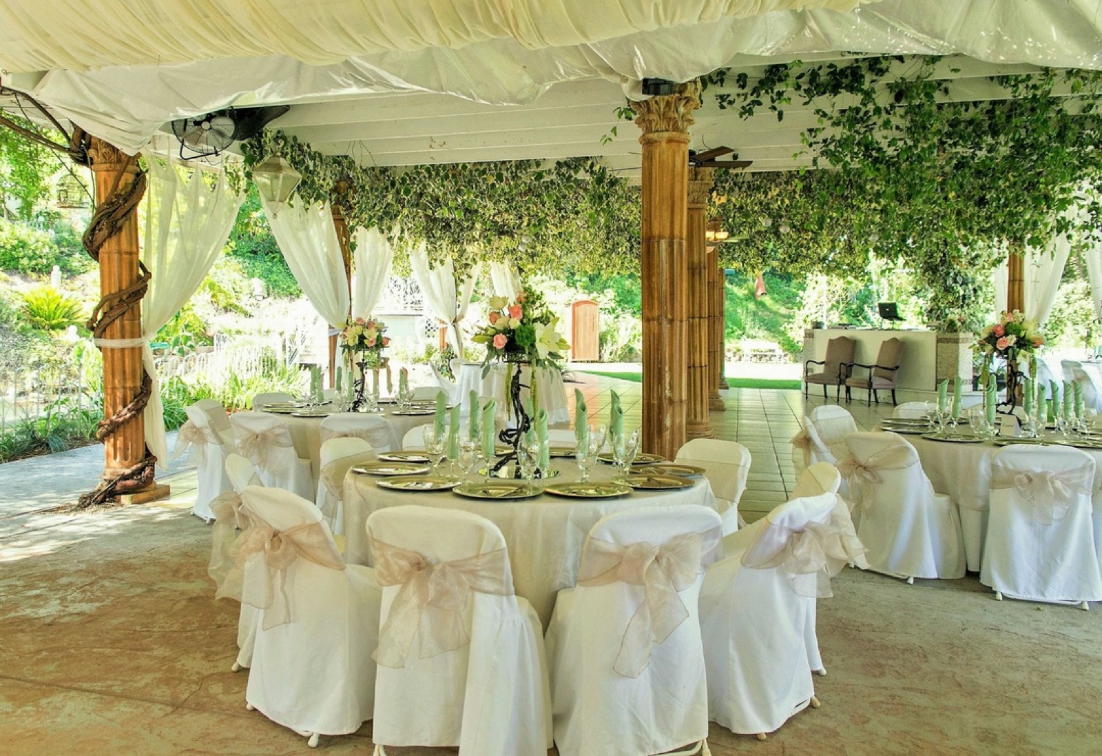 Lush garden grounds at Del Rio Vista Garden wedding venue in Escalon, California
