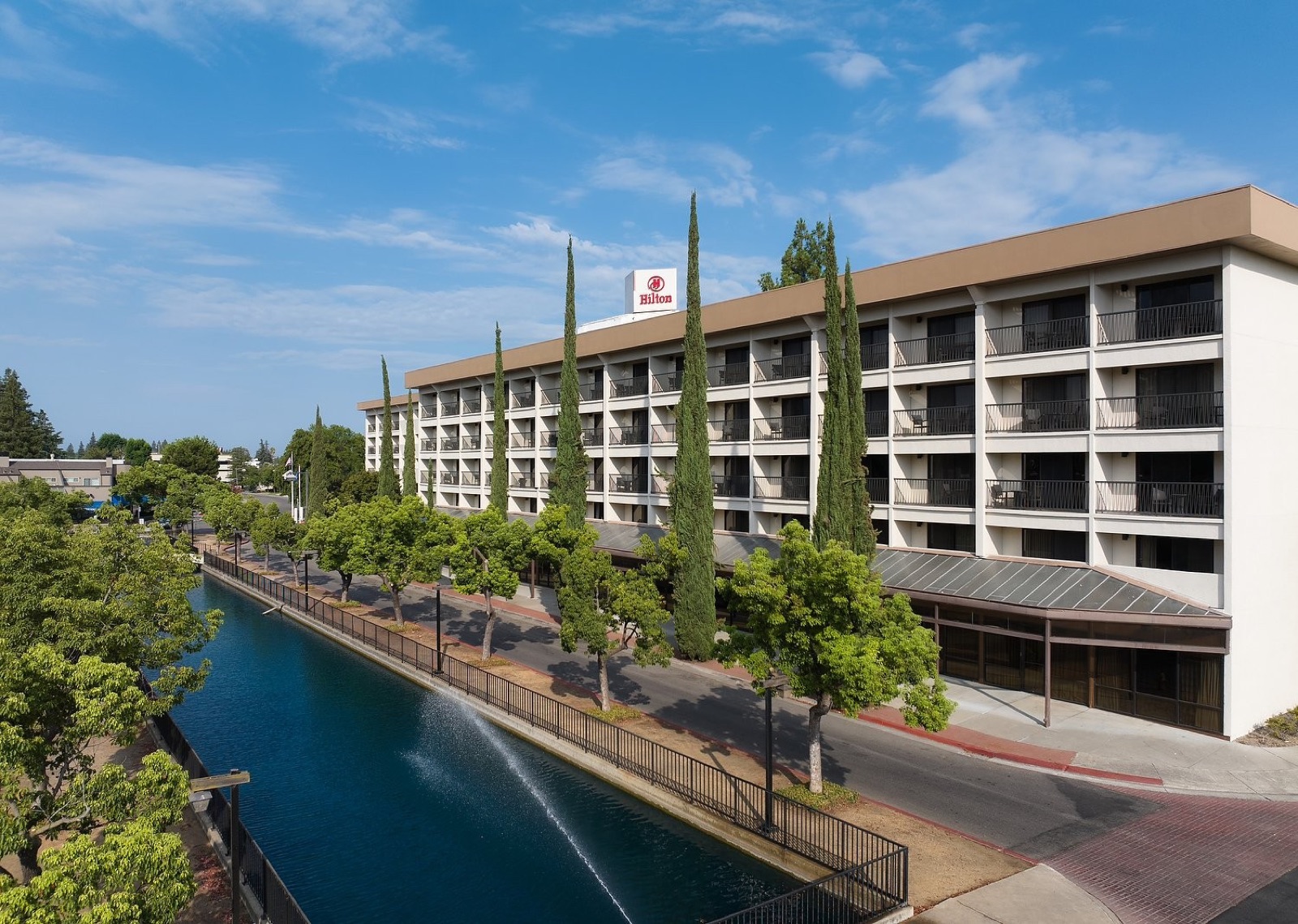 Event and banquet space at the Hilton Stockton wedding venue in Stockton, California