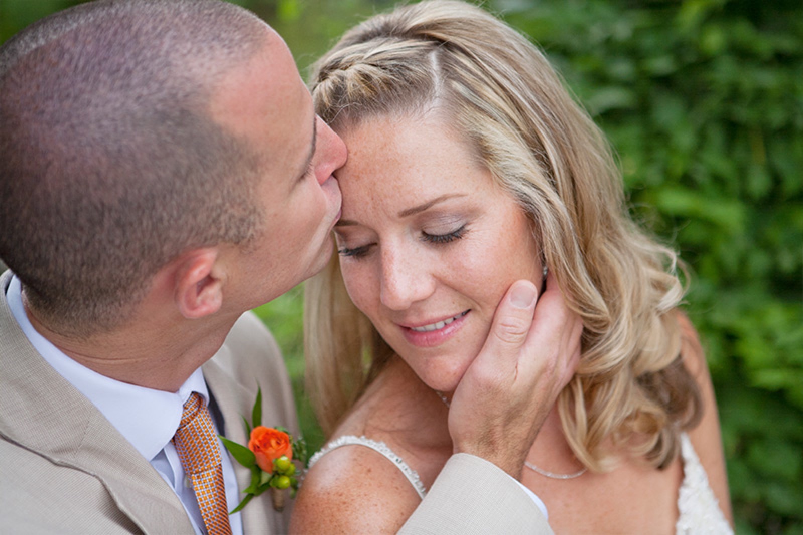 Lakeside lawn wedding setting at Ironstone Vineyards, Murphys, California