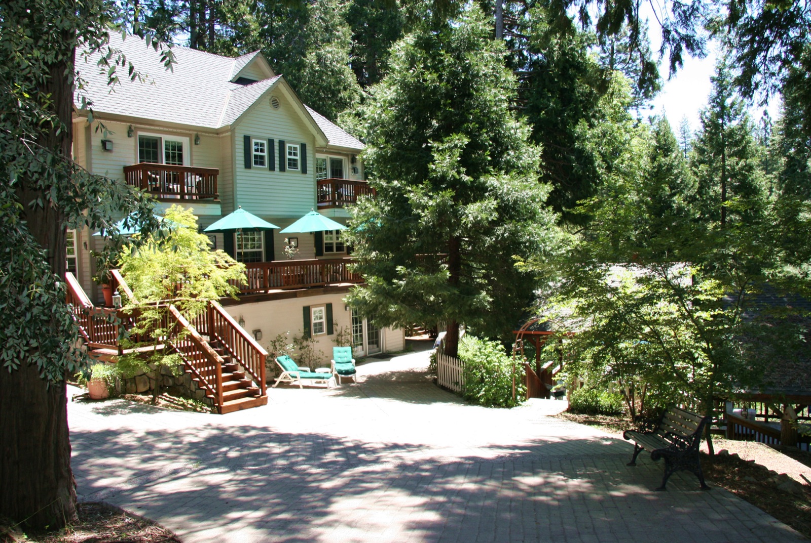 Side view of the forest lodge at McCaffrey House Bed & Breakfast Inn in Twain Harte, California