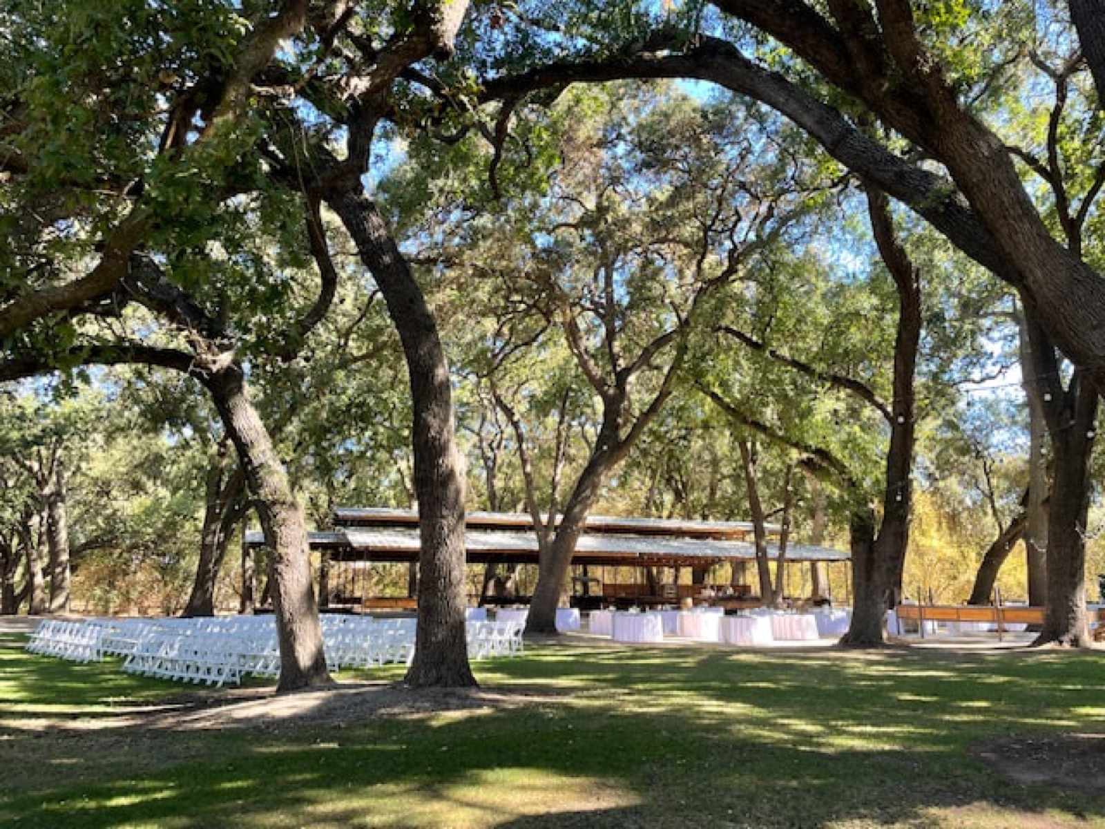 Oak-shaded grounds at Rustic Ranch wedding venue in Manteca, California
