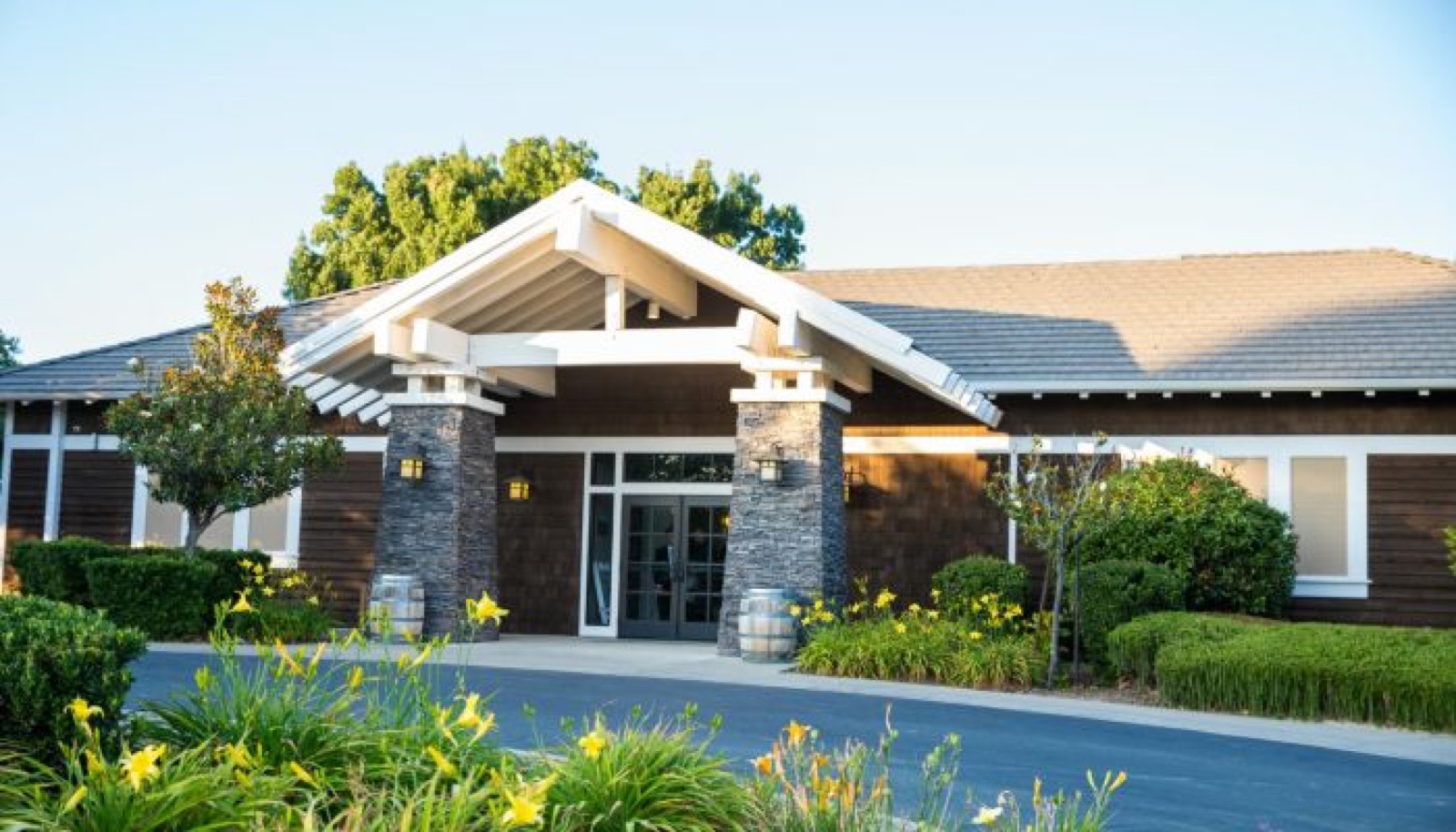 Golf course and clubhouse grounds at Shadow Lakes Club wedding venue in Brentwood, California